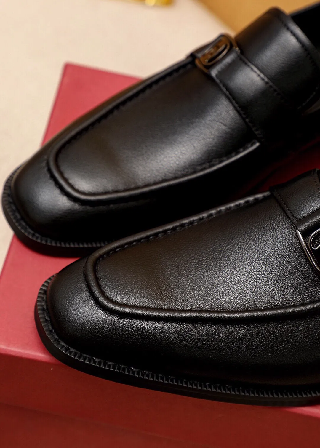 Men's shoes 💰400 💐 Product trademark: Ferragamo "Ferragamo" casual leather shoes Regular size: 39-44 (38.45.46🉑️customized) Product materials: Selected imported calfskin upper + classic hardware buckle, imported pig leather lining. Strong three-dimensional visual effect, non-slip and wear-resistant combination outsole Color: 1⃣️color optional
